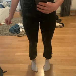 Svarta kick flair jeans  - Kick flair Zara jeans i Storlek 34, använda ganska många gånger där av priset. Lite urtvättade i färgen enligt mig väldigt snyggt. Säljer för att de är lite för små.  Ny pris 299kr