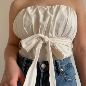 Gina Tricot  - En väldigt fin vit sommartröja utan axelband med ett band under brösten. Den är från Gina Tricot i storlek L men passar lika bra för mig som är en S. Rekommenderar om du har en C eller större kupa! Tveka inte att ställa fågor eller om du vill ha fler bilder:)