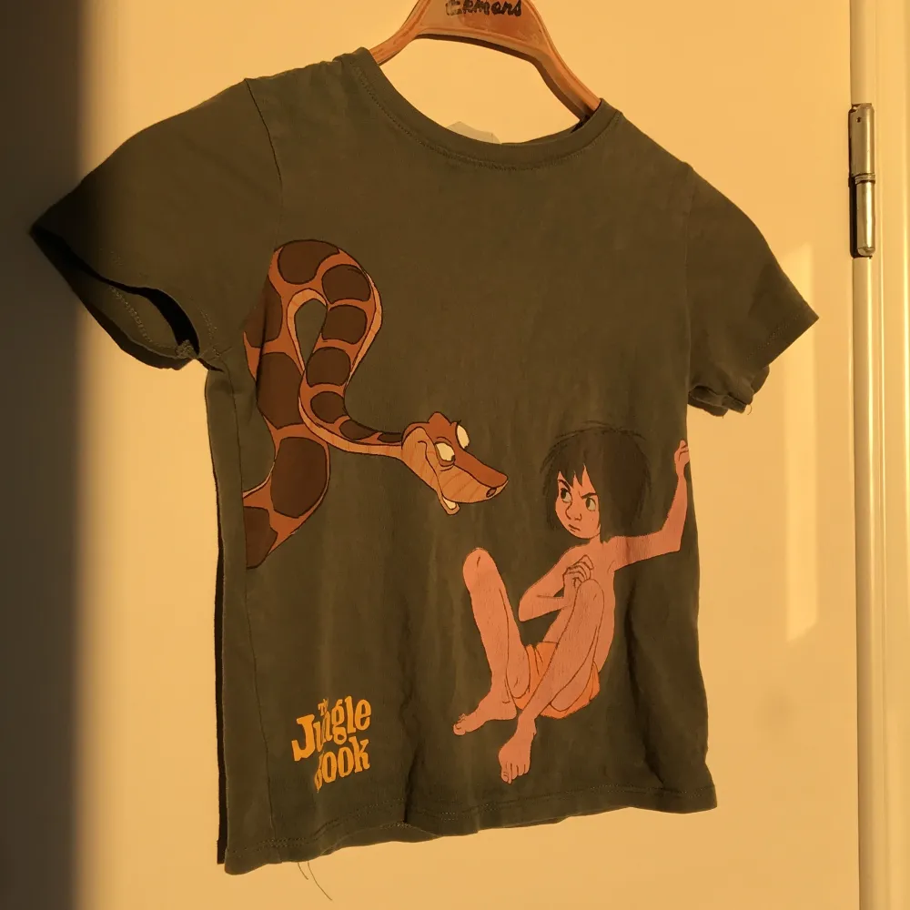 djungelboks motiv på en tshirt för babys eller mindre barn men som sitter bra på mig som är S. Skitsnygg färg och jättesöt crop. T-shirts.