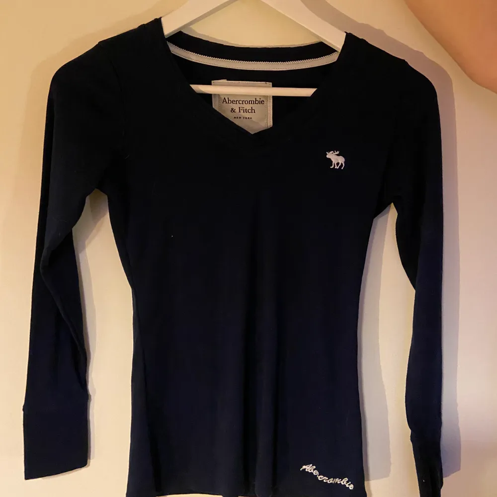 En marinblå tröja med v-ringning från Abercrombie & fitch💓 Strl M. Tröjor & Koftor.