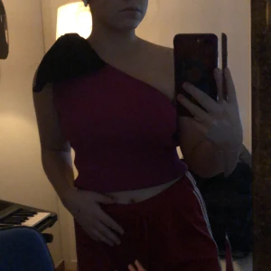 One shoulder  - Ett skit sött one shoulder linne från zara med rosett. Väldigt stretchig