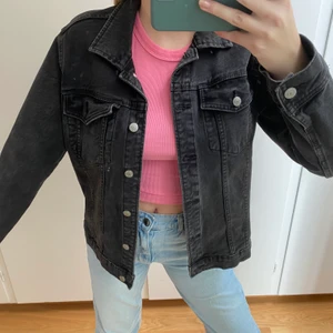 Jeansjacka  - Säljer min jeansjacka från Gina tricot. Jackan är i storlek 42 eftersom jag ville ha den oversized. Fint skick. 