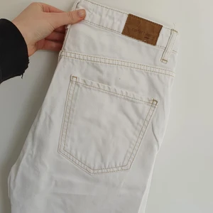 Jeans - Säljer dessa vita "mom-jeansen" från Gina Tricot i storlek 34. Samma modell o passform som jeansen på bild 3, men dessa är vita då🥰 somsagt vita men det är synliga sömmar i en brun färg som gör jeansen extra snygga! Säljer pga för små.                                                                                                 100 kr + frakt (köparen står för frakt), betalning via swish 