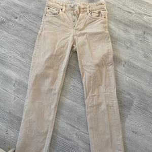 Beiga croppade jeans - Snygga jeans från Zara i strl 34. Använda ett fåtal gånger och säljer för att de tyvärr blivit för små för mig💜