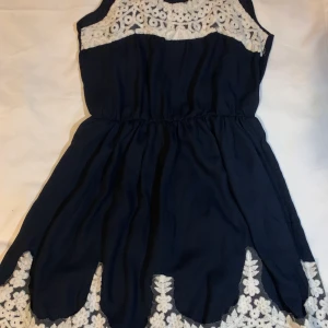 Blå sommar klänning - Bra skick, tunt material, fin till sommaren, storlek XS/S, kan hämtas upp i halmstad men går även att fraktas då står köparen för leveranskostnaden