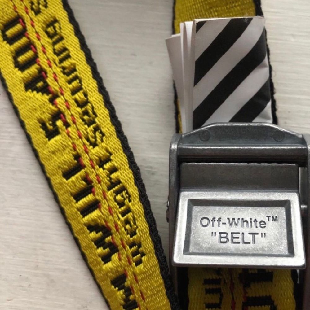 Säljer mitt Off-White skärp då det inte kommer till användning. Det är mycket bra skick och det finns inga skador. Skärpet är av den smalare modellen och är alltså 2,5cm brett och 1,5m långt. Det köptes förra våren på MyTheresa men har endast används 3/4 gånger. Originalpris: 1300 sek. Accessoarer.