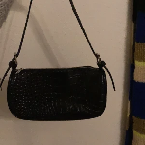 Svart väska - Trendig och söt väska i svart! 