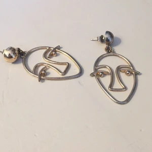 Örhängen med ansikten - Supersnygga örhängen köpta för länge sen på hm! De är lite slitna i färgen men fortfarande gott skick och coola! Frakten kostar 12:- och jag tar emot swish:) kolla in min profil för fler coola örhängen och annat +kläder till ett bra pris!