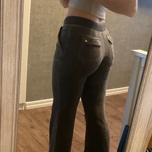 Juicy couture byxor - Fina byxor från juciy couture, dock 2 små hål på fickan men syns inte alls