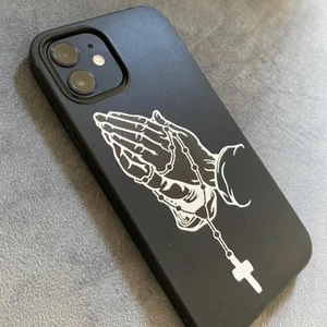 iPhone 13 skal  - Hej! Säljer detta skalet till iPhone 13 pro men passar iPhone 12 pro med. säljer för 100kr! ❗️ALDRIG ANVÄND❗️ säljer de pågrund av att jag råka ta fel storlek. 