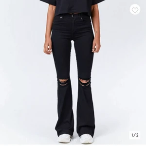 Svarta bootcuts från ginatricot - Svarta bootcuts med hål från ginatrciot 