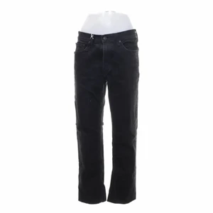 Svarta jeans  - Snygg jeans från Levis. Jeansen är i bra skick men har blivit för korta för mig. Köparen står för frakten. 