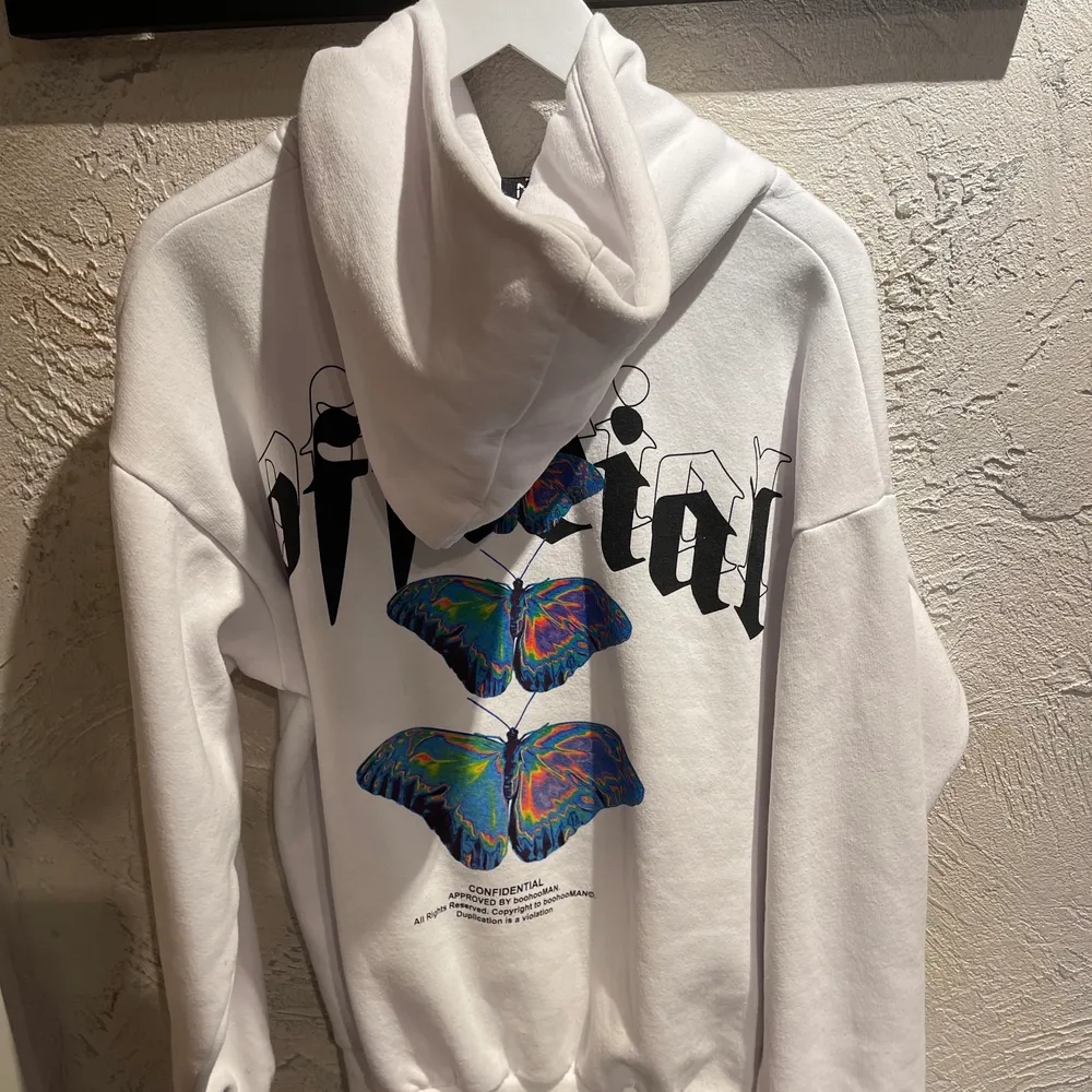 Vit hoodie med fjärildesign på, köpt från BooHooi höstas, sitter perfekt som oversize hoodie.. Tröjor & Koftor.