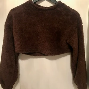 Teddy set  - Säljer detta gosiga och varma Teddy settet eftersom den inte kommer särkilt mycket till användning. Använd Max 2 gånger. Settet är köpt för 210kr. Skriv privat till mig ifall du vill ha fler bilder eller se plagget på. Kunden står för frakten. 