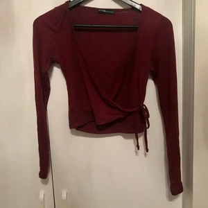 Vinröd topp från newyorker - Storlek på tröjan är xxs men känns mer som s/m då den är så stretchig. Skriv privat till mig ifall du vill ha fler bilder eller se plagget på. Kunden står för frakten. 