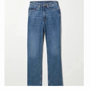 Weekday jeans  - Hej!! Säljer dessa sjukt snygga jeansen från weekday i modellen rowe! Jag älskar dom, men tyvärr är de alldeles för stora.. Så nu söker jeansen ett nytt hem🤍                                                                                Ny 