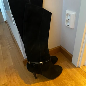 Stövlar - Mocka högklacka svart knähöjd