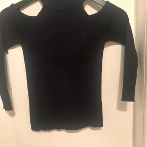 Marinblå tröja - Varm och mysig tröja från Chelsea. Endast använd 2 gånger.  Skriv privat till mig ifall du vill ha fler bilder eller se plagget på. Kunden står för frakten. 