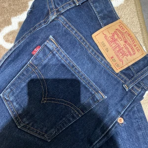 Lågmidjade levis jeans  - Lågmidjade Levis jeans, storlek W27 L32 så skulle säga Xs