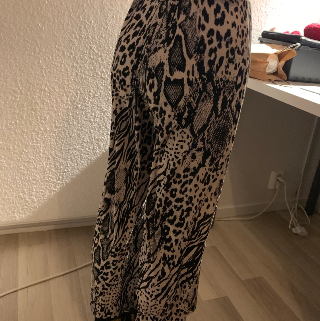 Sköna tunna leopard byxor.  - 90