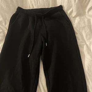 mjukisbyxa / SETT - säljer mina svarta mjukisbyxor från lindex, (har hoodien till om man är intresserad av det hela fina sättet). säljer för jag tycker de är lite små på mig. storlek M (och S på hoodien). 150kr för brallorna 💖 aldrig använt +frakt 