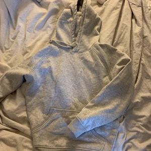 Hoodie - Mysig grå hoodie från bikbok 