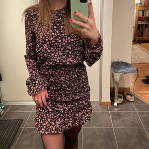 Klänning - Säljer en klänning som funkar lika bra på sommaren som vintern. Detalj vid armarna. Endast använd en gång