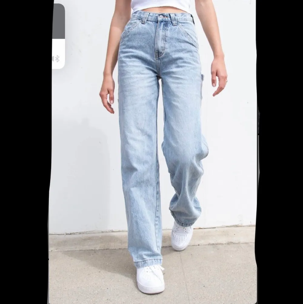 Skitsnygga baggy jeans från brandy Melville. Midjemåttet är 66cm och längden 81cm. Något slitna längst ner, fråga privat för bild. Hör av er vid frågor. Har inga bilder med dem på💕. Jeans & Byxor.