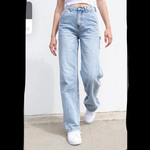 Jeans från brandy Melville  - Skitsnygga baggy jeans från brandy Melville. Midjemåttet är 66cm och längden 81cm. Något slitna längst ner, fråga privat för bild. Hör av er vid frågor. Har inga bilder med dem på💕