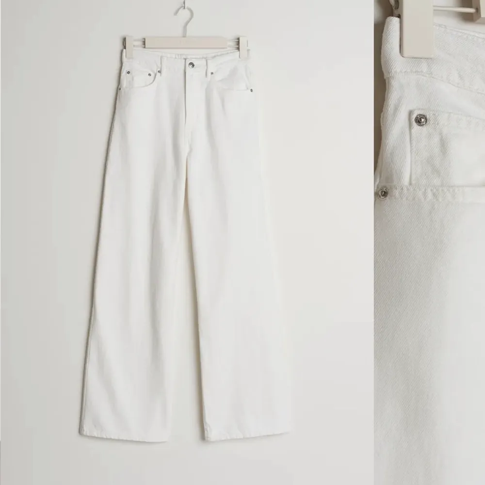 Säljer dessa vita jeans från GinaTricot. Dom är knappt använda och i väldigt bra skick. Storlek 36, nypris: 499kr. Jeans & Byxor.