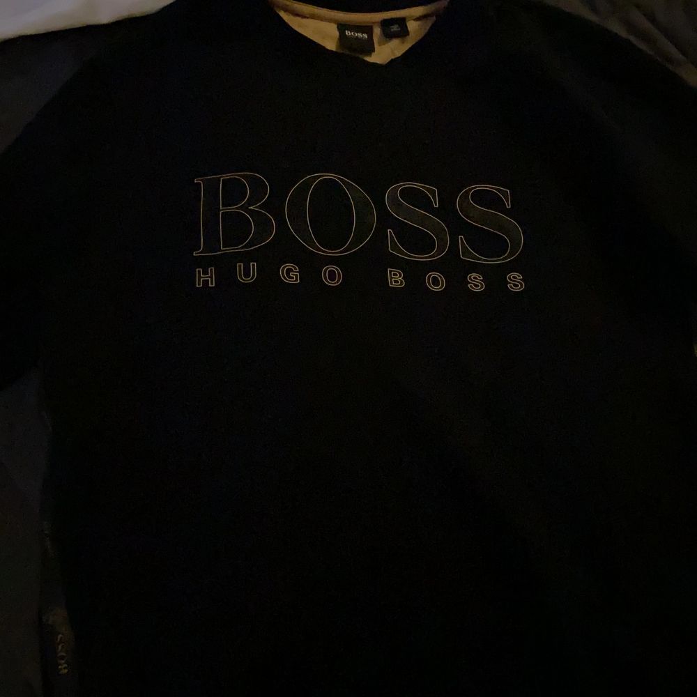 Säljer mina Hugo boss tröjor då de aldrig kommer till användning. Kan släppa båda för 1000 annars 500 per tröja. Båda tröjorna är i storlek L. Tröjor & Koftor.