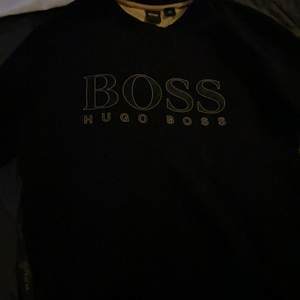 Säljer mina Hugo boss tröjor då de aldrig kommer till användning. Kan släppa båda för 1000 annars 500 per tröja. Båda tröjorna är i storlek L
