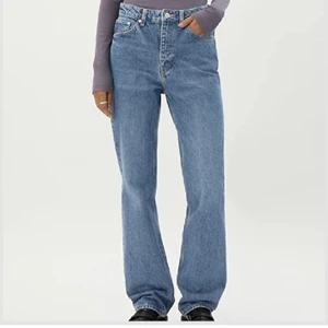 Weekday jeans  - Jätte snygga jeans från weekday. Modell - Voyage med hög midja. Inga defekter och sparsamt använda. Storlek - 28/32. Ny pris - 599 kr. Bud från 100 kr!