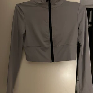 Långärmad träningstopp reflex  - Cropped träningstopp med bra stretch i storlek S. Köpt från shein använd några få gånger. Jättebra skick. Gratis frakt. 