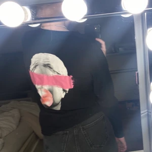 Tröja med tryck - Skit cool tröja med tryck på. Använt ett antal gånger men inget som syns. Skriv gärna vid intresse eller flera bilder💕