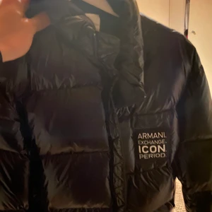 Armani Jacka helt ny - Säljer nu min Armani jacka. Helt ny, endast testad. Sälja pågrund av fel stolek då jag ville ha lite större. Nypris:2000 kr, säljs för 800  (kan diskuteras)
