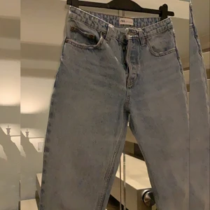 Ljusblå jenas  - Säljer dessa blåa jenas från zara då dom är lite för stora, dom är i Mid Rise och i en jättefin färg, inte använt em ända gång utan bara vid testning. Bara att skriva för fler bilder!