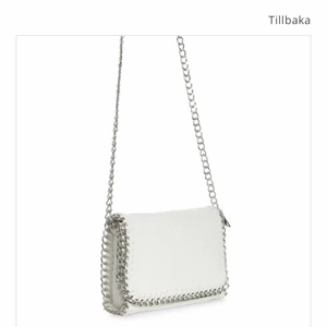 Tiamo väska storlek M - Säljer min vita tiamo väska i storlek M för att den ej kommer till användning, jag har använt den ett få tal gånger. Väskan är jättefin. Nypris 499kr säljer för 200kr