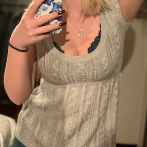 Söt Blus  - Söt Blus från Abercrombie & Fitch. Köpt seconhand men aldrig använd av mig. Fint skick men kommer aldrig till användning! 