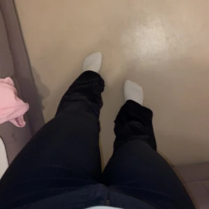 Kostymbyxor  - Jag säljer mina kostymbyxor. Dem är jättefina men dem är lite slitna ner vid fötterna. Byxorna är i storlek M. Dem passar som S. Och vet tyvärr inte vart dem är ifrån. 