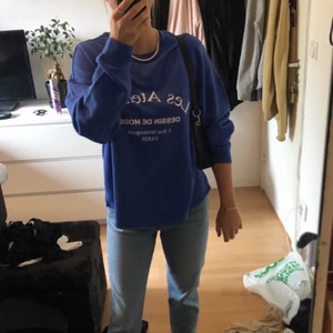 Blå långärmad tröja  - En fin blå långärmad tröja i storlek L (mer som M). Säljer då jag har en liknande. Skriv om ni vill ha mer bilder eller undrar något💕