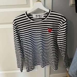 Cdg tröja - Säljer denna fina cdg tröja i mycket bra skick. Skriv för frågor och fler bilder💗 HÖGSTA BUD 410kr, buda eller köp direkt för 650kr