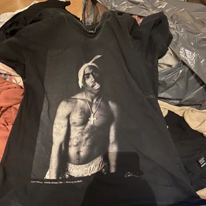 Tupac T Shirt dedicated - Storlek M