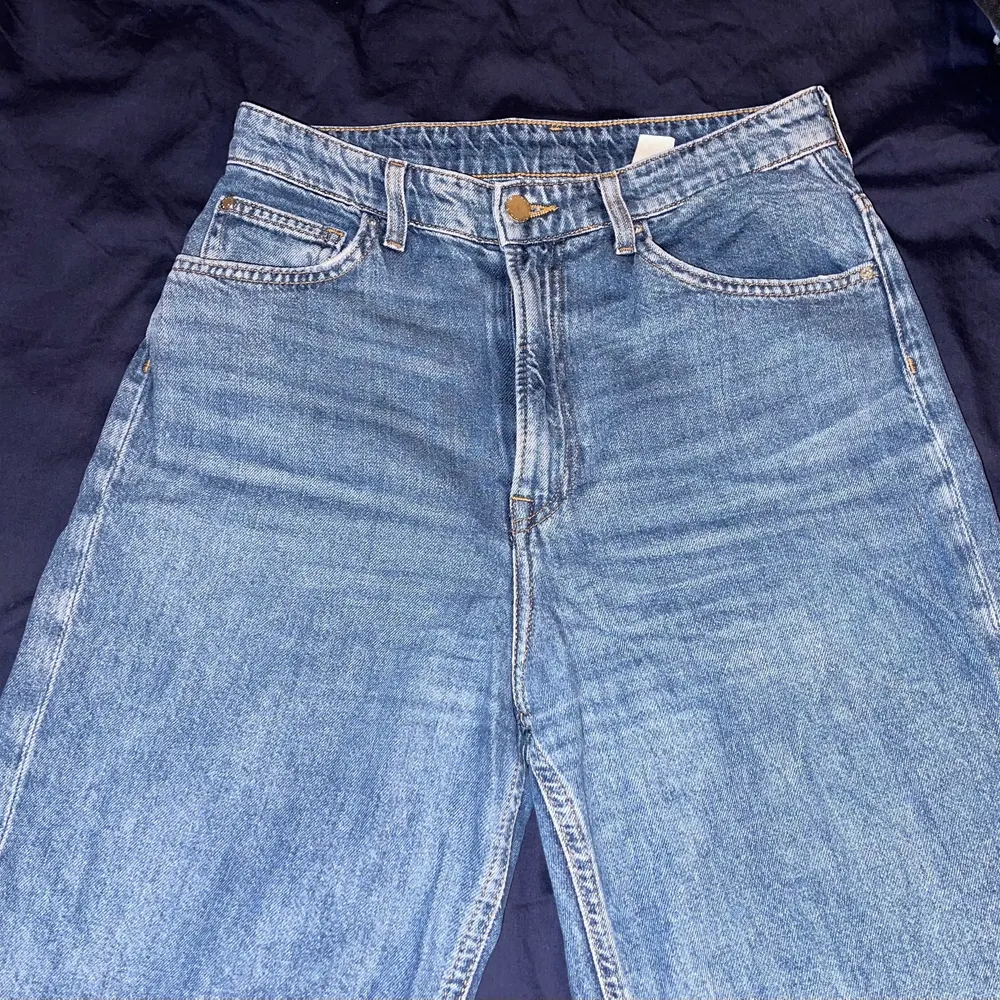 Blåa jeans från H&M. Säljer då de ej kommer till användning.. Jeans & Byxor.