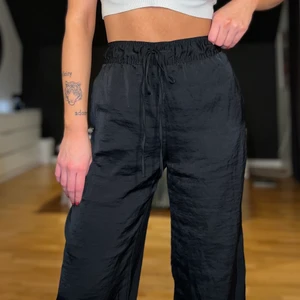 Sidenbyxor - Ett par jättesköna & fina siden-byxor som tyvärr inte kommer till användning då de är alldeles för långa på mig, är ca 158cm. 