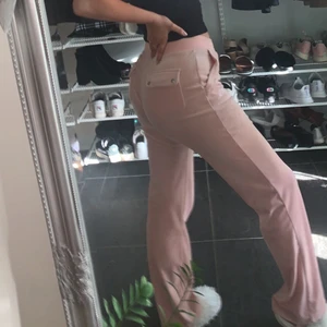 Juicy couture - Säljer mina rosa juicy couture byxor i storlek S eftersom dom inte kommer till användning längre då jag har fler set som används mer. Byxorna är i fint skick och sparsamt använda🤍