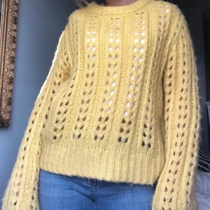 Gul stickad tröja i ullblandning - SÅ FIN gul stickad tröja i ullblandning i storlek M. Skulle säga att den är lite liten i storleken så passar allt från xs-m beroende på hur man vill att den sitter! (Bilderna är lånade från förra säljaren) Köpare står för frakt på 66 kr!💋💋💋