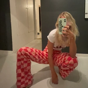 Rutiga jeans - As coola jeans från zara, rosa och röd ish rutiga!!!! 