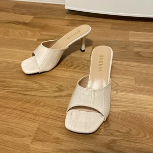 Klackar 5cm höga  - Nästan helt nya andvänd 1 gång  storlek 38 klackhöjd 5 cm ungefär 