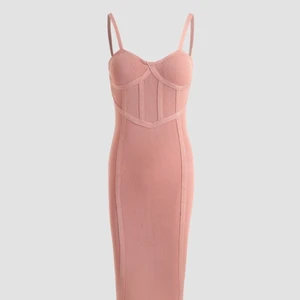 Klänning  - Riktigt fin och skön klänning med mjuk material. Klänningen framhäver kurvorna och sitter superfint på. Aldrig använd då jag beställde fel storlek  